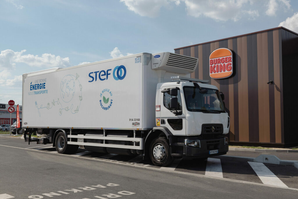 Un camion Stef qui roule au Biogaz devant un restaurant Burger King