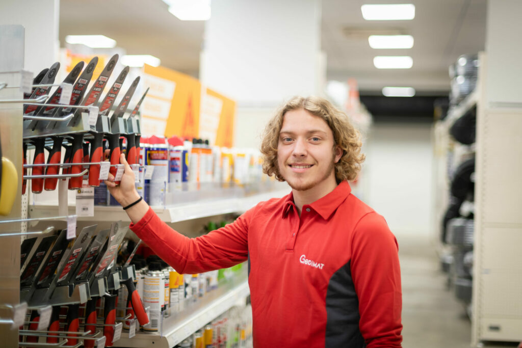 Un vendeur dans son rayon de bricolage