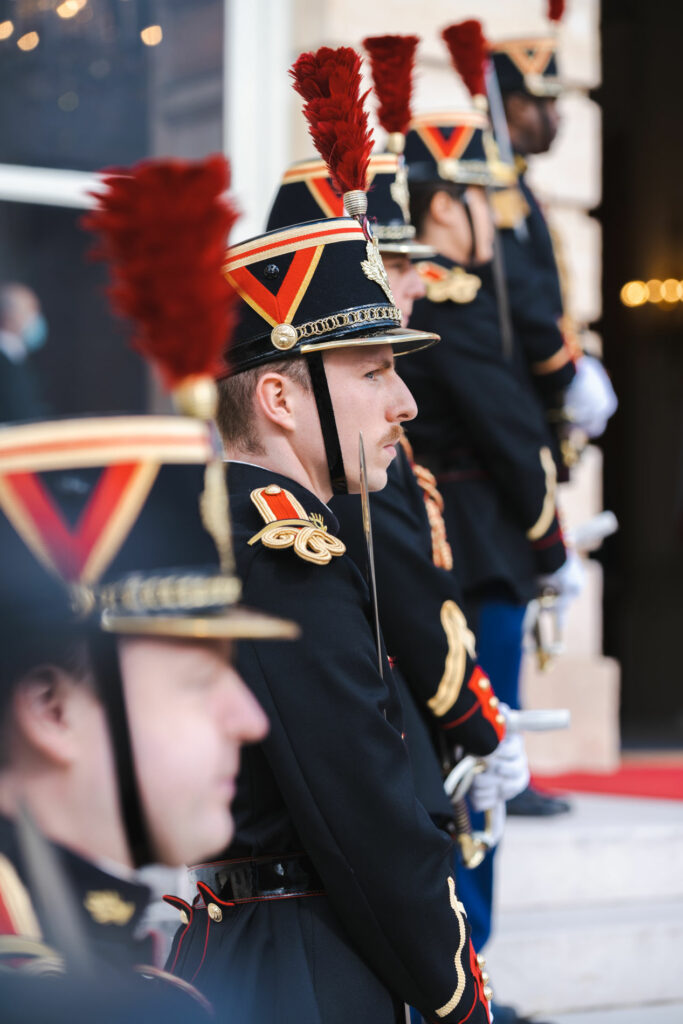 Un alignement de gardes républicains