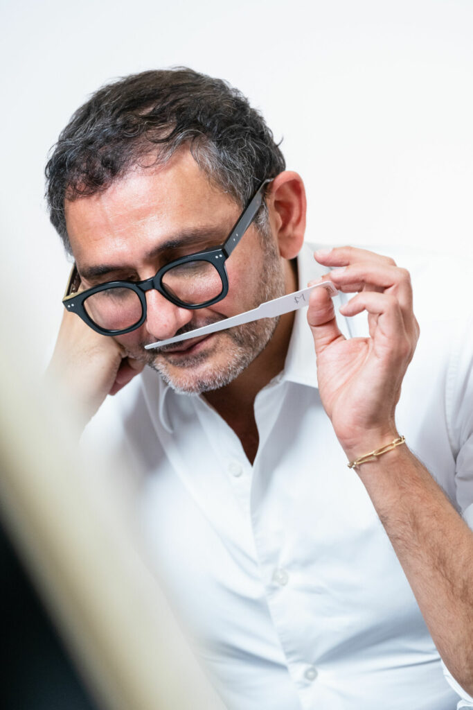 Un homme sent un testeur de parfum