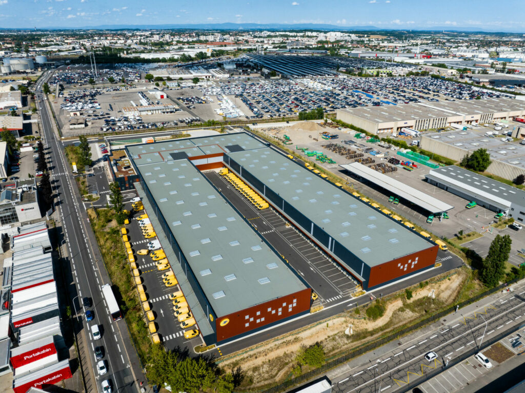 Photo de drone d'une base logistique de la poste.