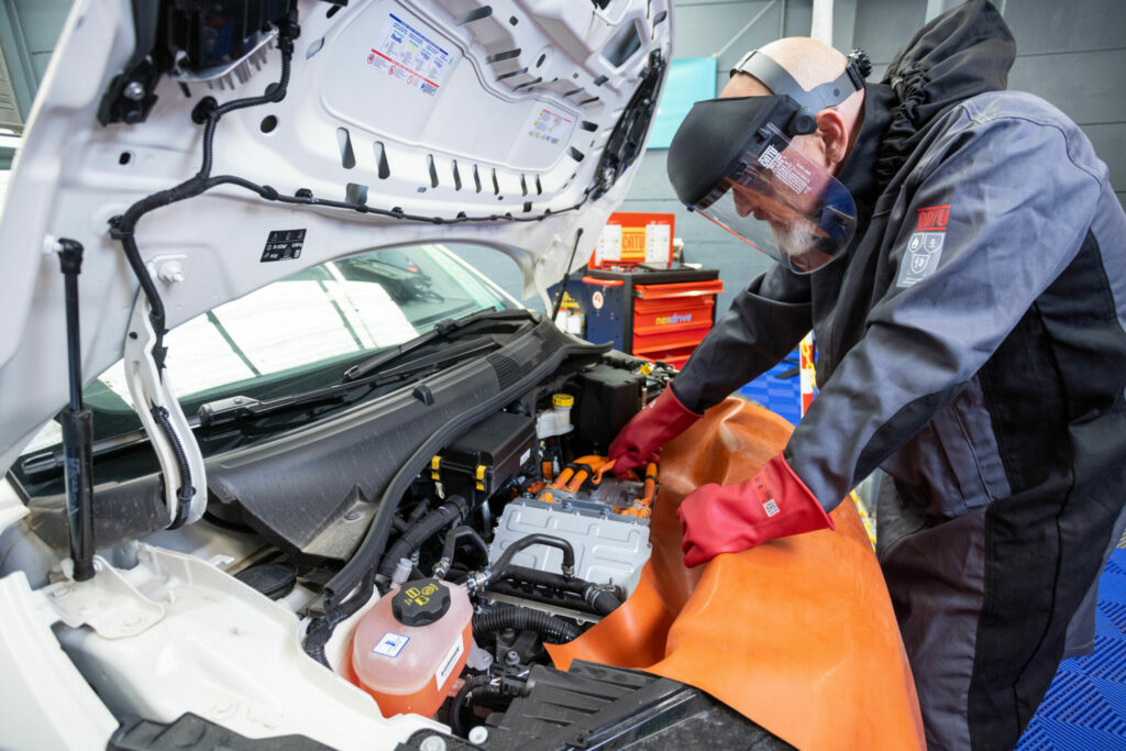 Un mécanicien en train d'effectuer les réparations d'une voiture