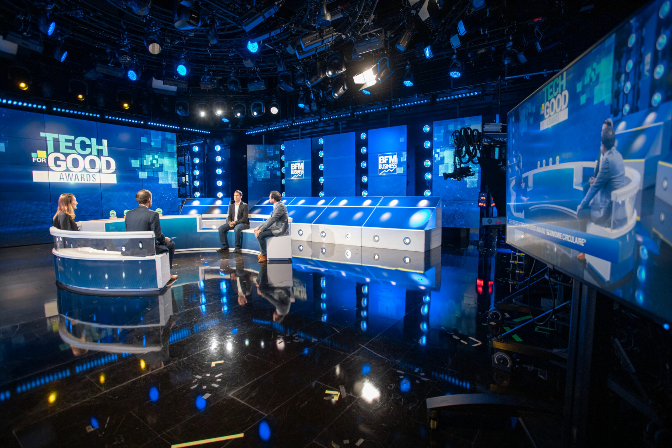 Un groupe de personne sur un plateau TV.