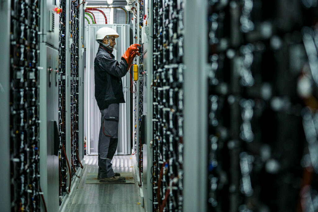 Un mécanicien en train de contrôler une installation edf