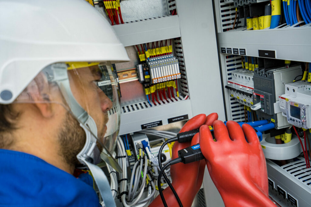 Un mécanicien en train de contrôler une installation edf