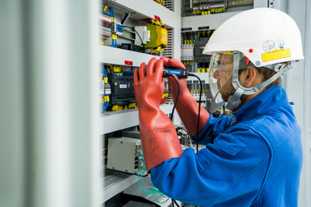 Un mécanicien en train de contrôler une installation edf