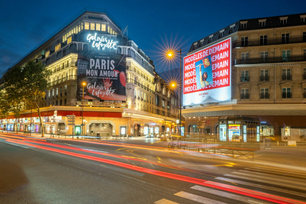 Publicité pour une marque de sport sur un immeuble parisien.