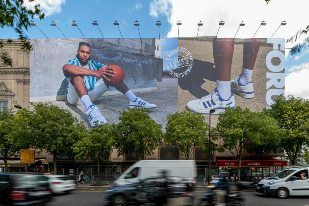 Publicité pour une marque de sport sur un immeuble parisien.