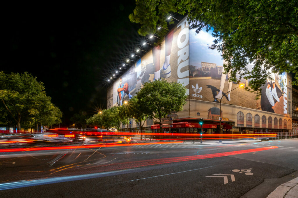 Publicité pour une marque de sport sur un immeuble parisien.