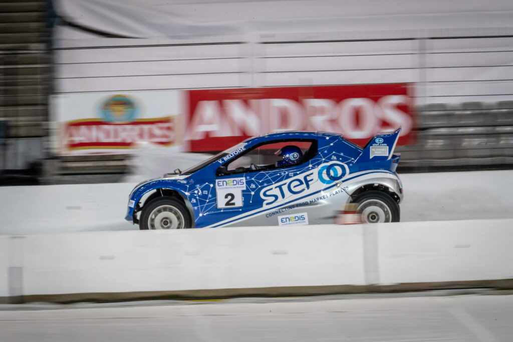 Voiture de course sur glace de la marque Stef.