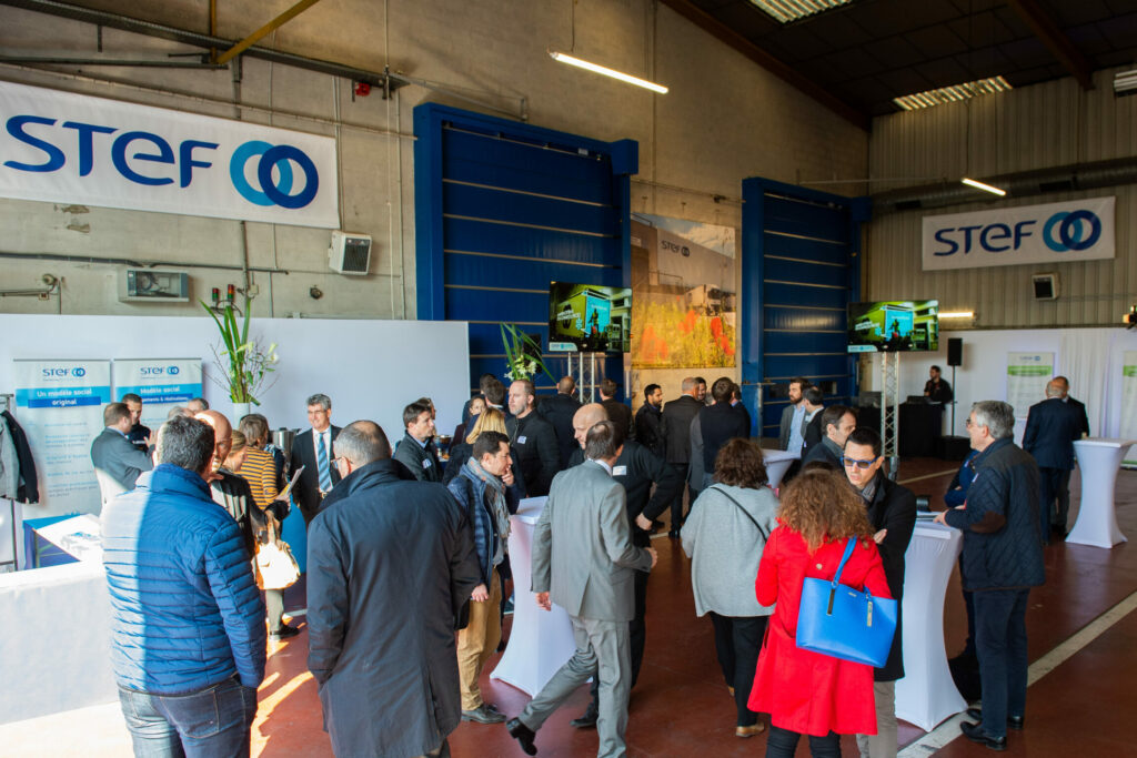 Groupe d'invités dans un lieu de réception au sein de l'entreprise Stef.