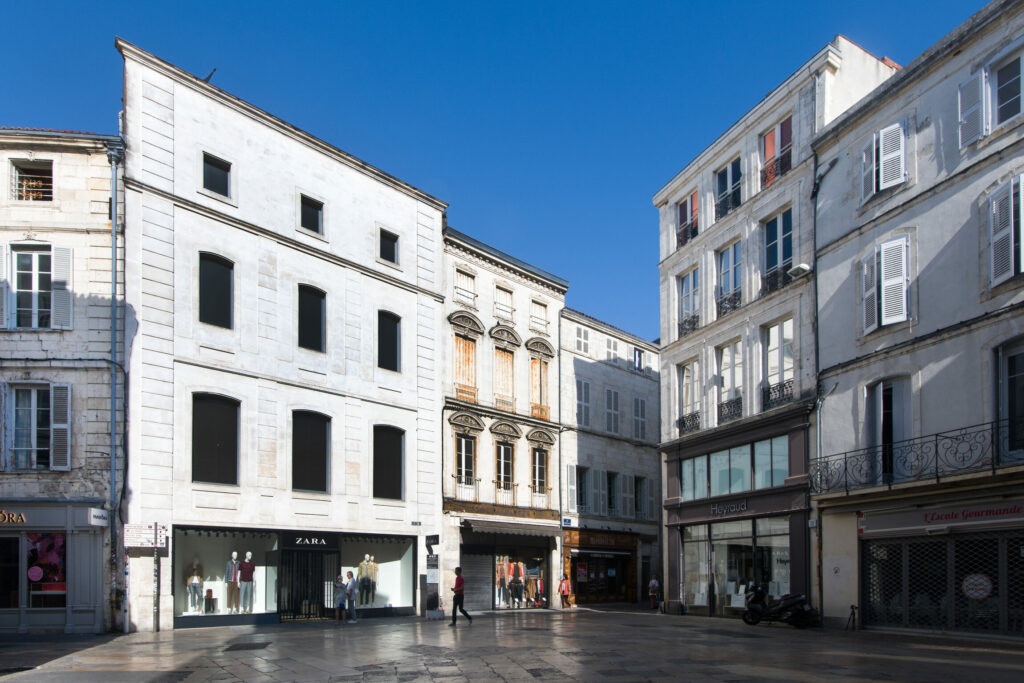 Prise de vue grand angle d'une façade d'immeuble blanc.