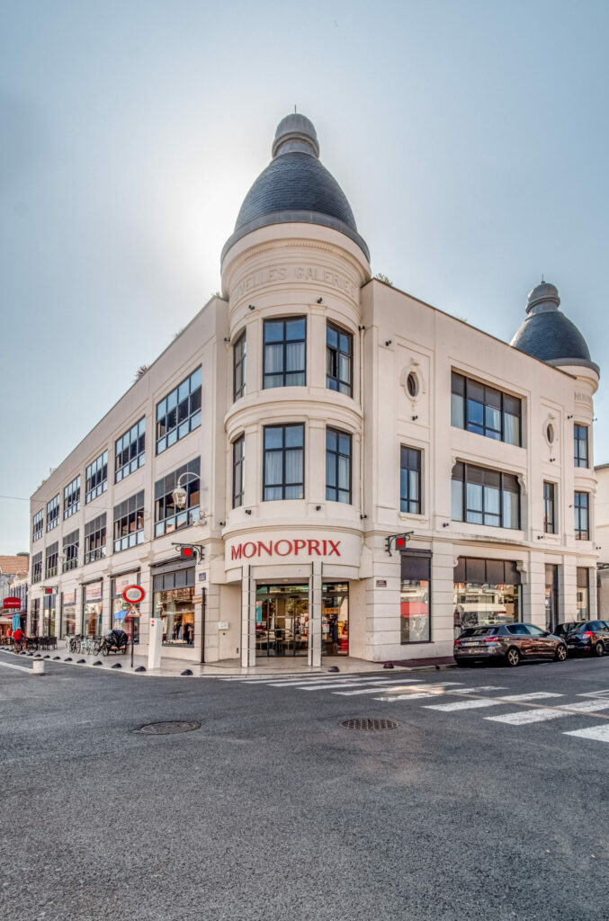 Devanture d'un supermarché Monoprix à l'angle de deux rues.