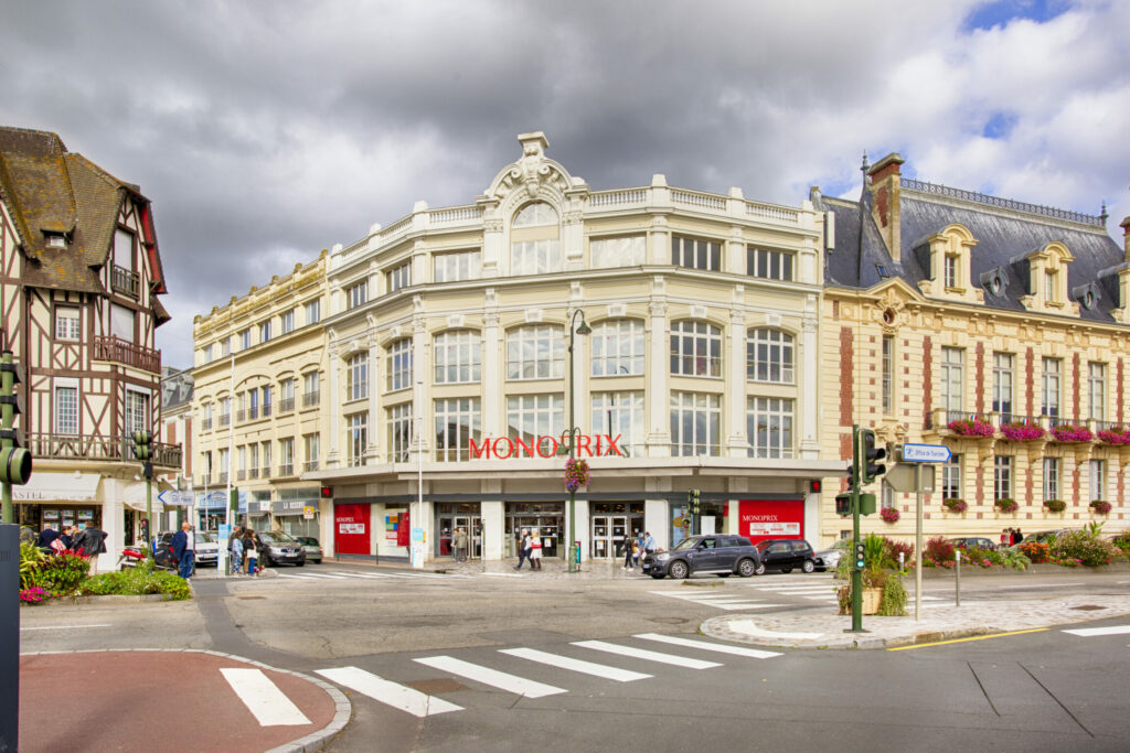 Devanture de supermarché à l'angle d'une rue.