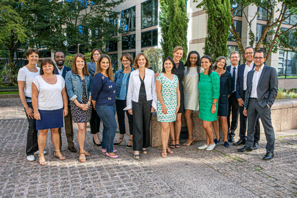 Photo d'un groupe de collaborateurs à l'exterieur