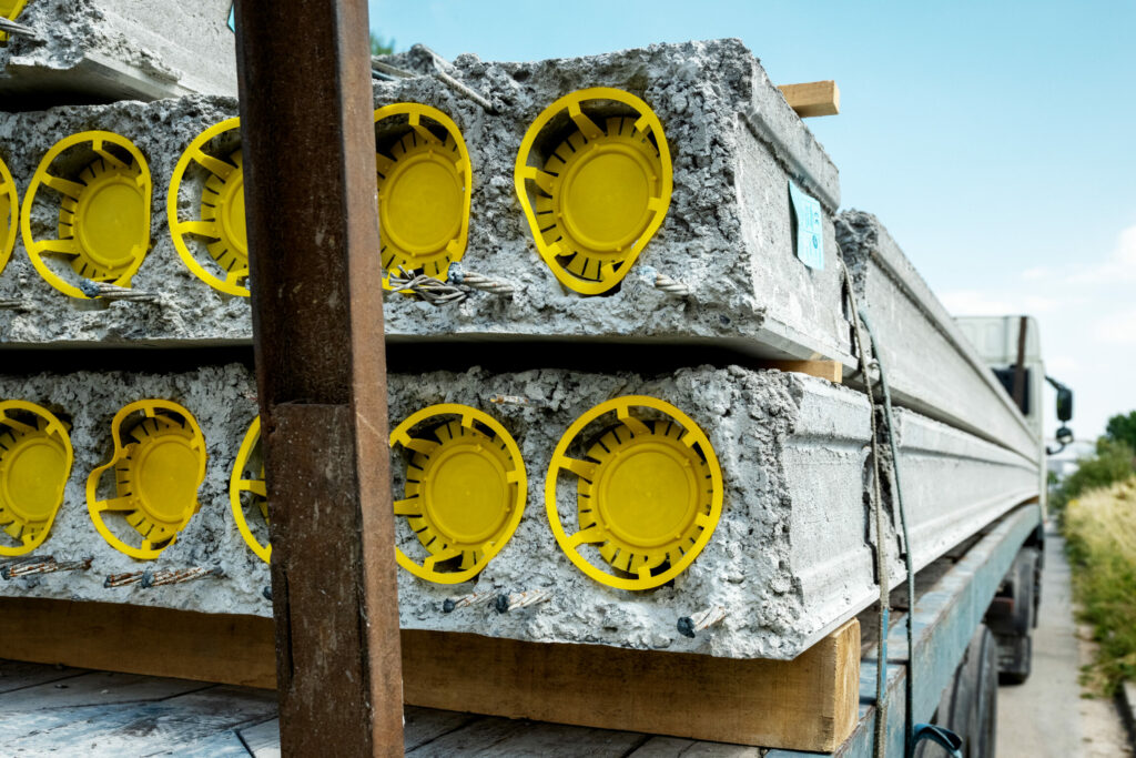 Focus sur des matériaux en béton sur une remorque de camion.