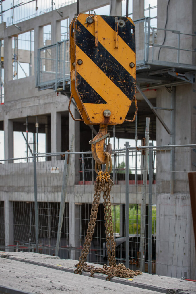 Focus sur un crochet de chantier pour soulever des éléments en béton.