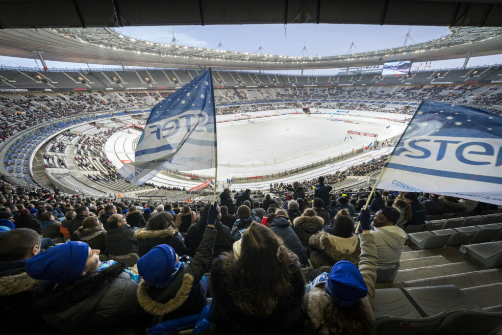 Stade rempli devant un circuit de course automobile gelé