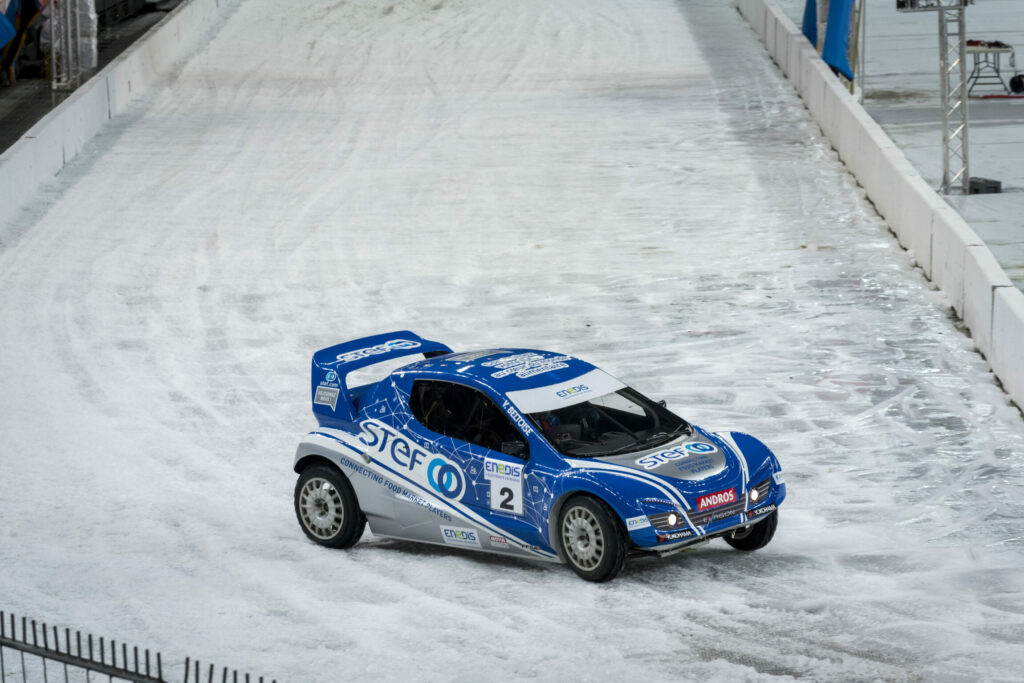 Une voiture de course en train de déraper sur un circuit gelé