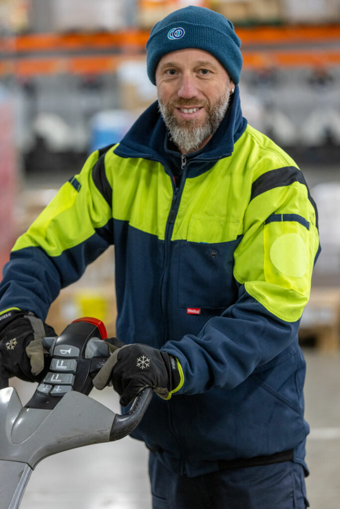 Portrait d'un collaborateur STEF dans une plateforme logistique