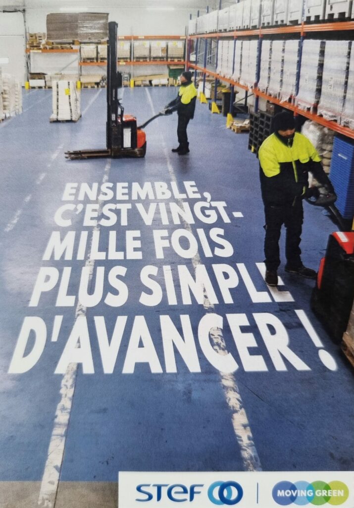 Une citation sur le sol d'une plateforme de logistique avec des manutentionnaire en train de travailler