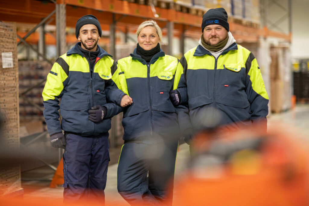 Portrait de collaborateur stef dans leur environnement de travail c'est a dire dans une plateforme logistique.