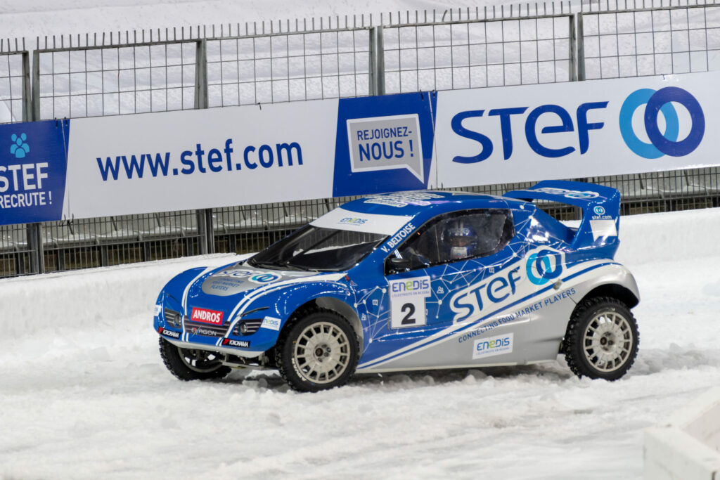 Une voiture de course en train de déraper sur un circuit gelé