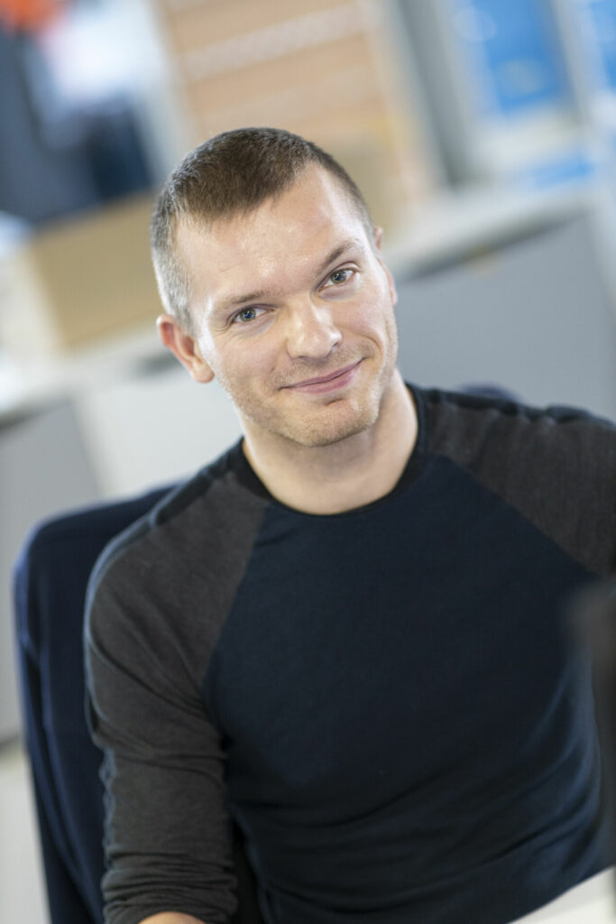 Un portrait d'un homme à son bureau