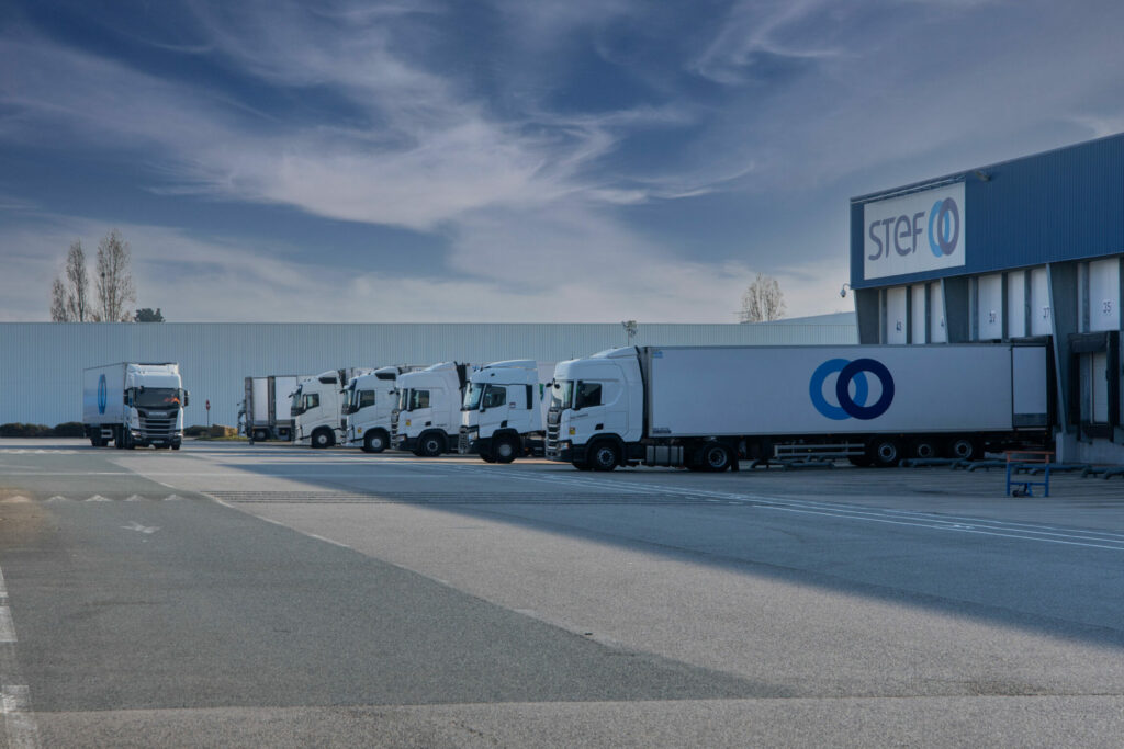 Quai d'une base logistique STEF avec plusieurs camions à quai.