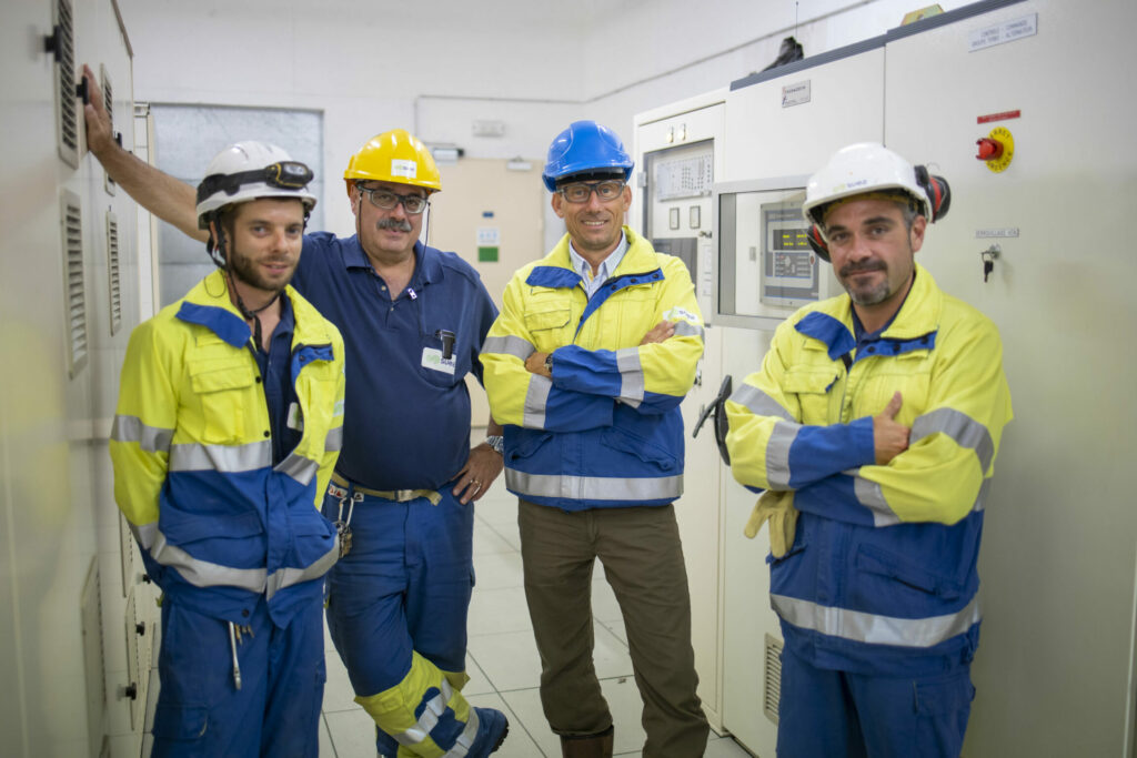 Portrait d'un groupe de collaborateur dans leur environnement de travail.