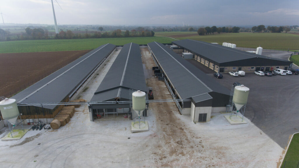 Photo de drone d'une ferme entourée de champs labourés