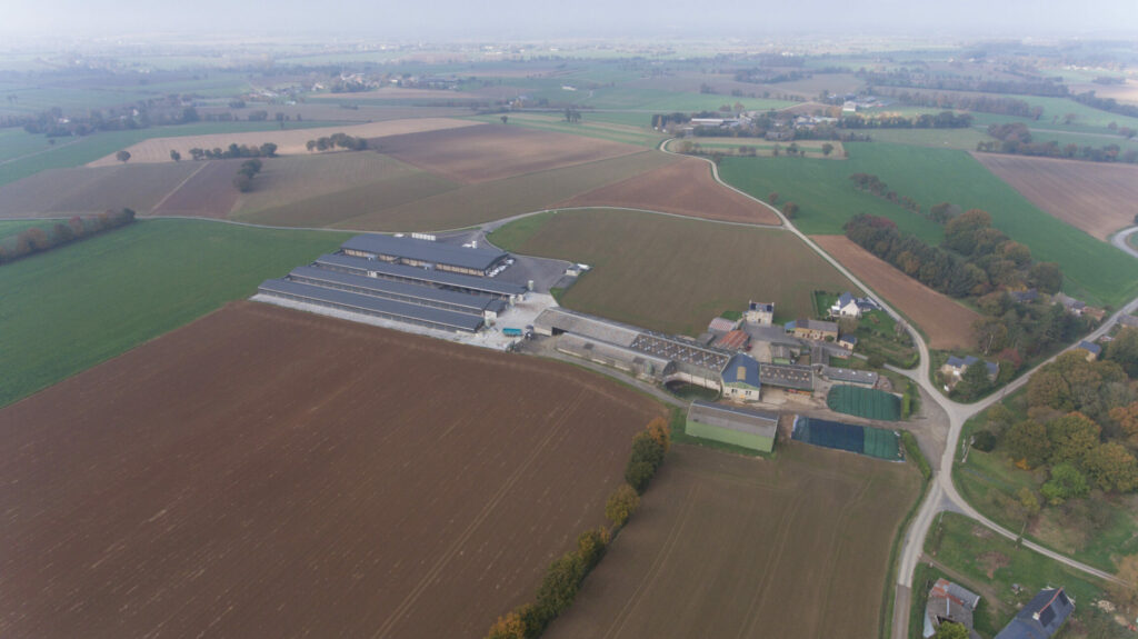 Photo de drone d'une ferme entourée de champs labourés