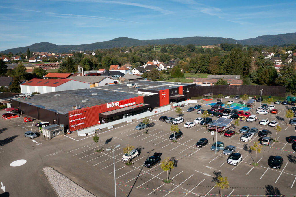 Photo de drone d'une enseigne Intermarché avec son parking