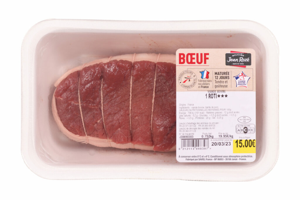 Packshot d'une barquette de viande de rôti de bœuf avec étiquette Intermarché.