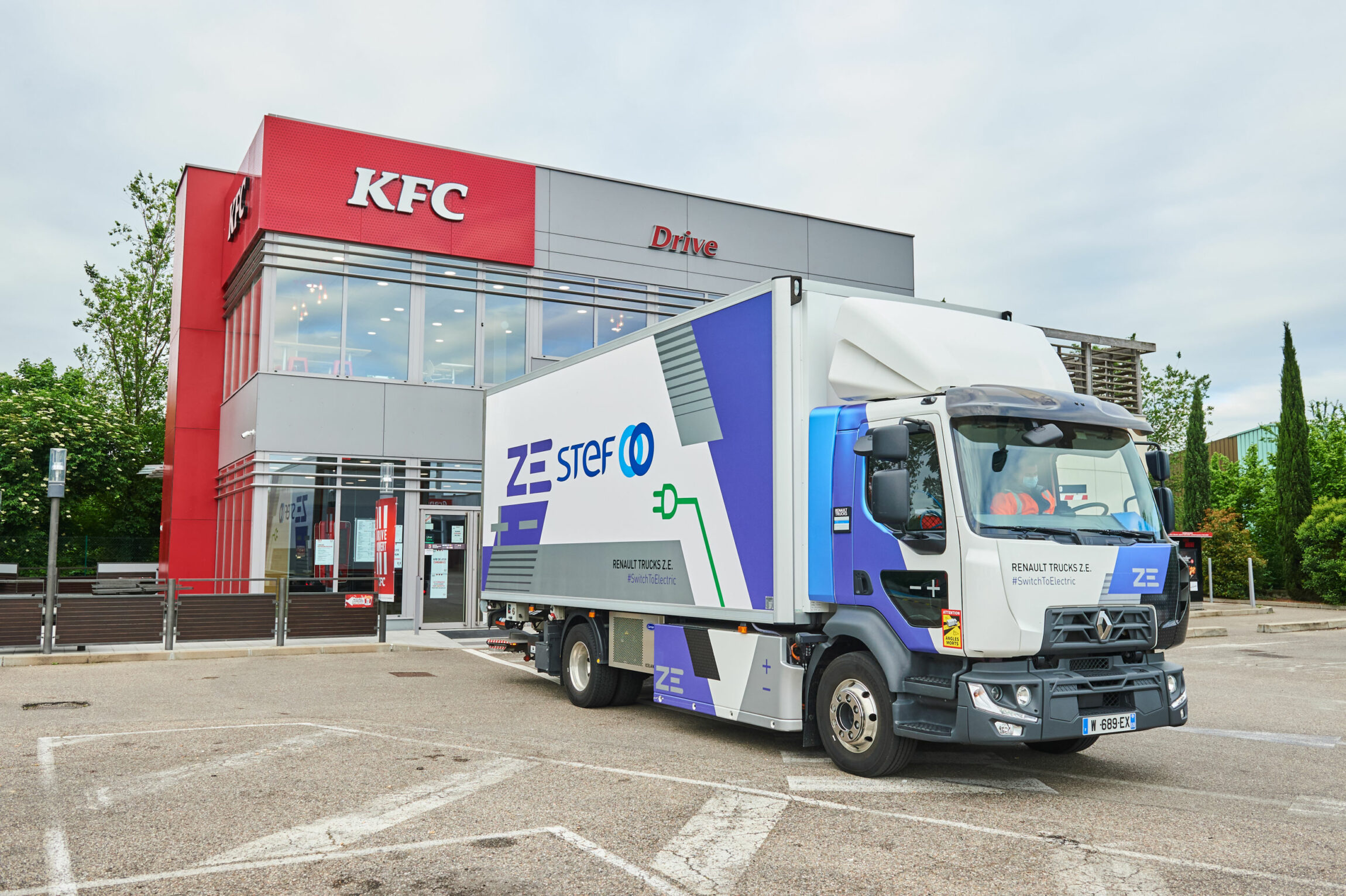 Camion électrique Stef devant un KFC pour le livrer