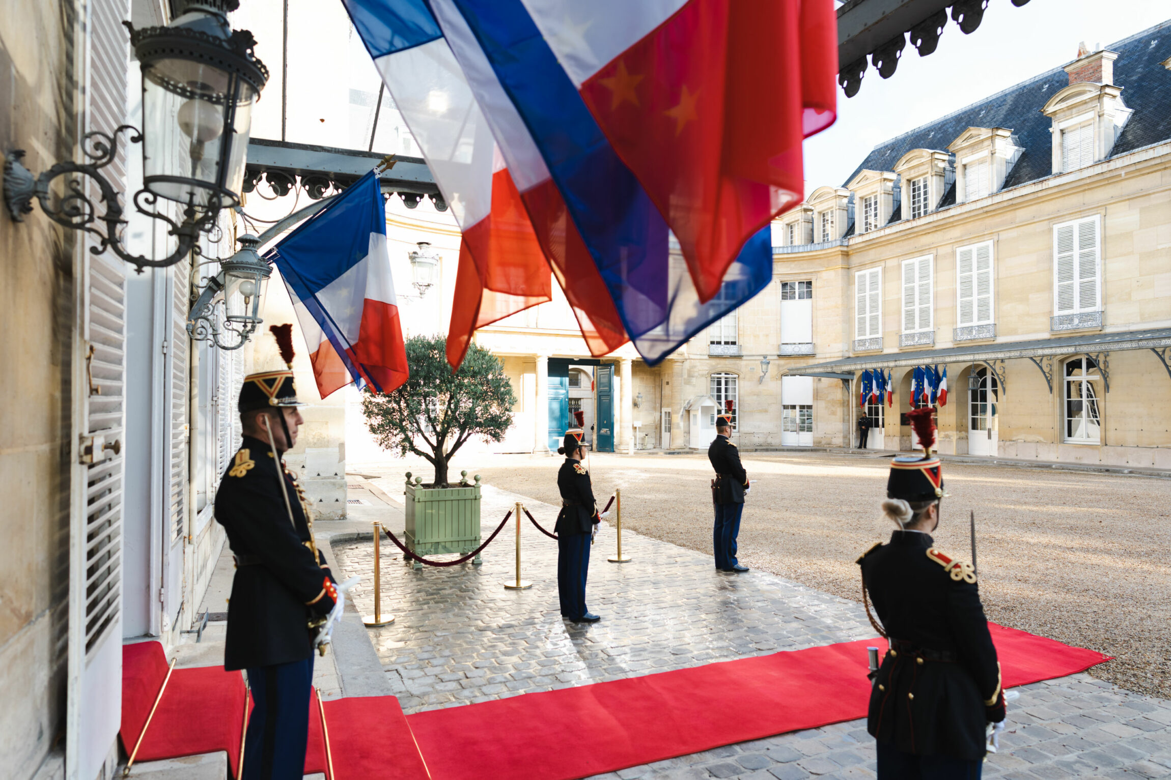 Photo devant ambassade avec gardes de la république.