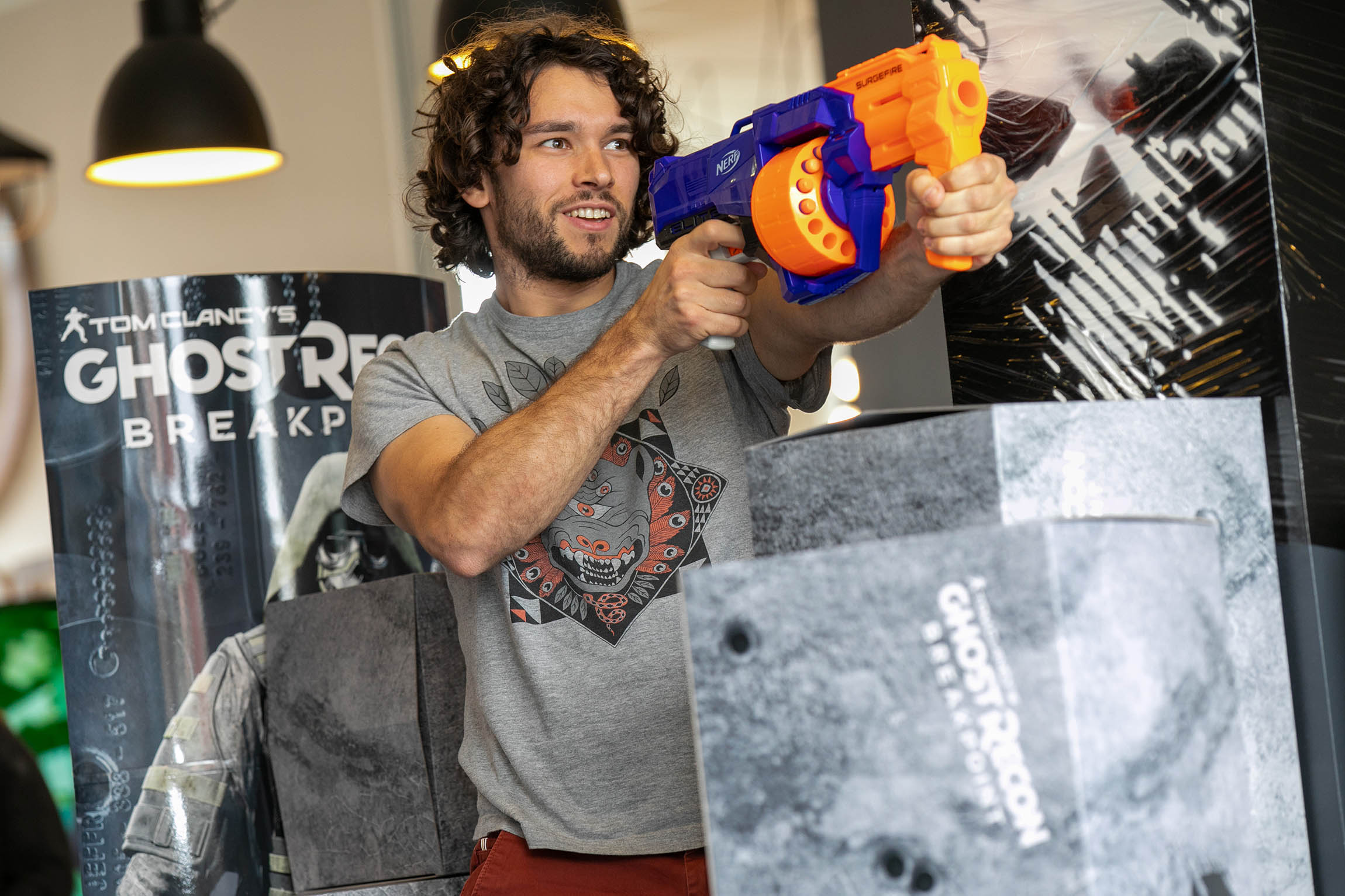 Un homme joue avec un nerf lors d'un événement interne