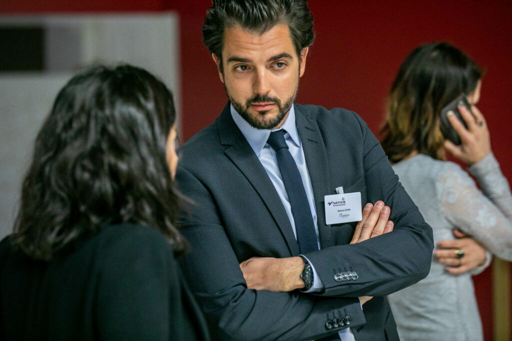 Homme qui discute avec une femme de dos