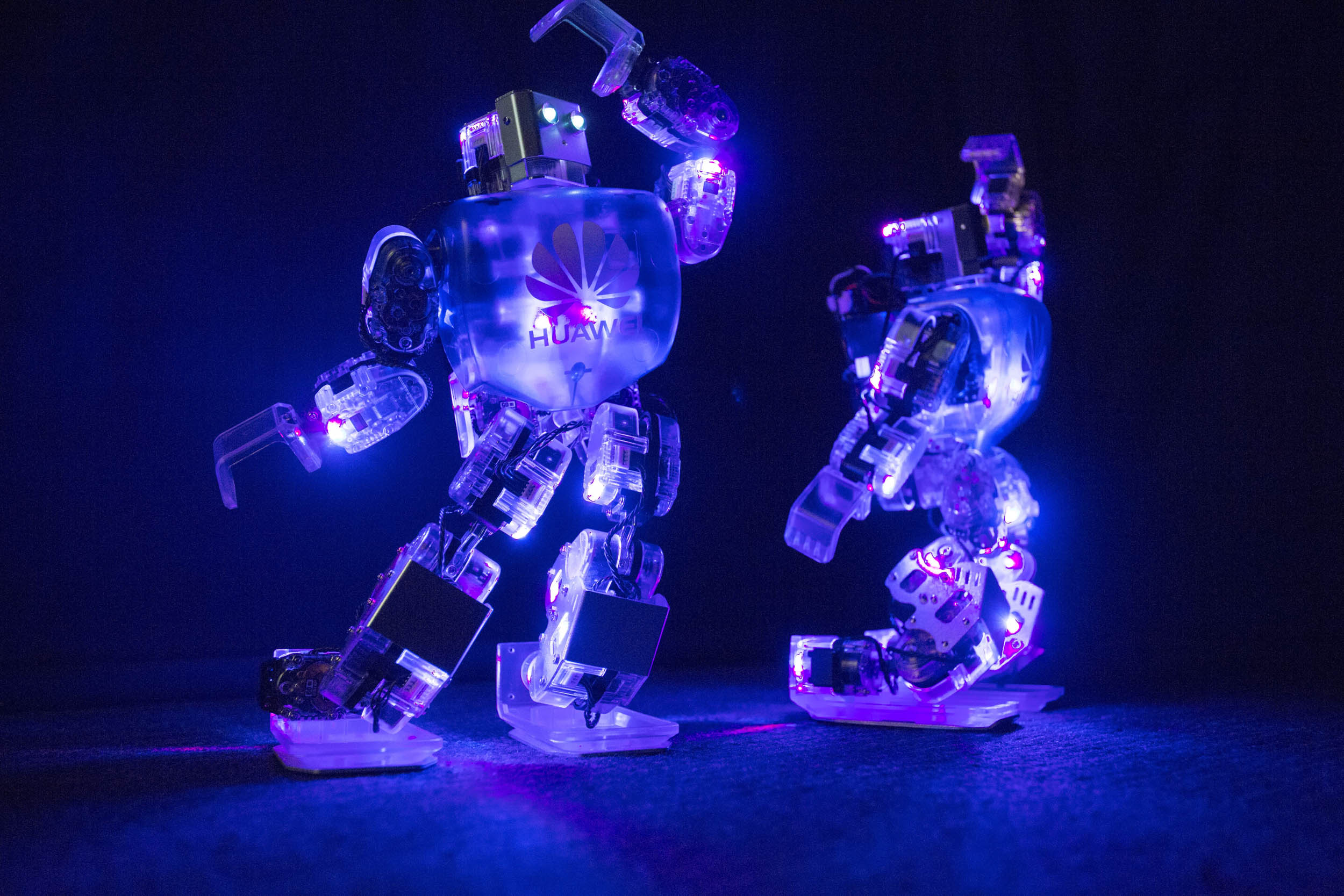 Deux robots avec LED dansent dans le noir