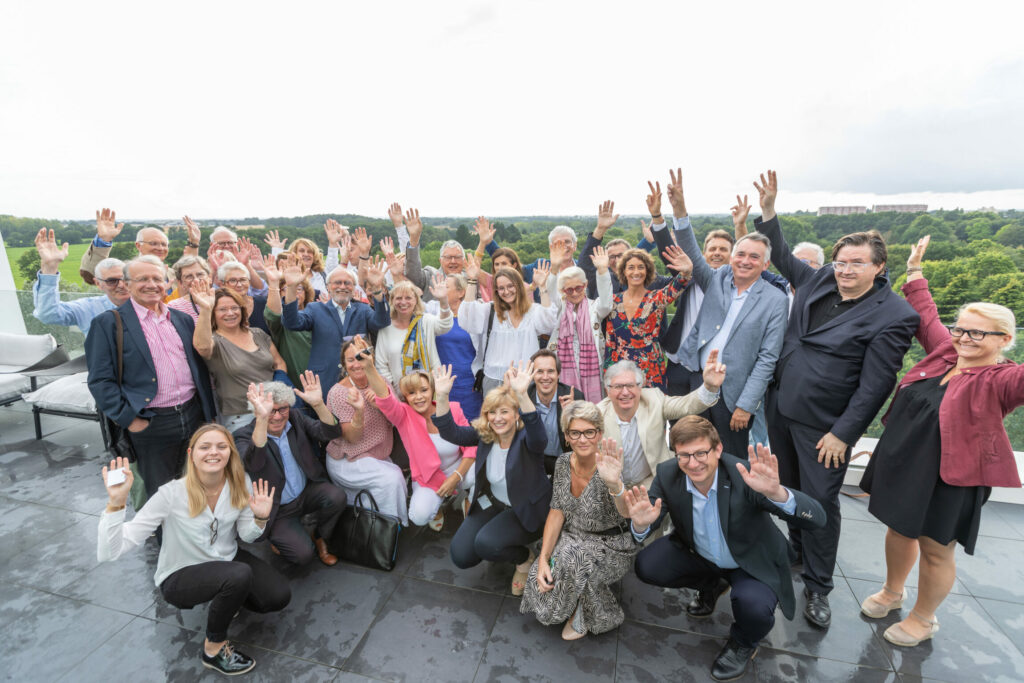 Photo de groupe de collaborateur sur un toit