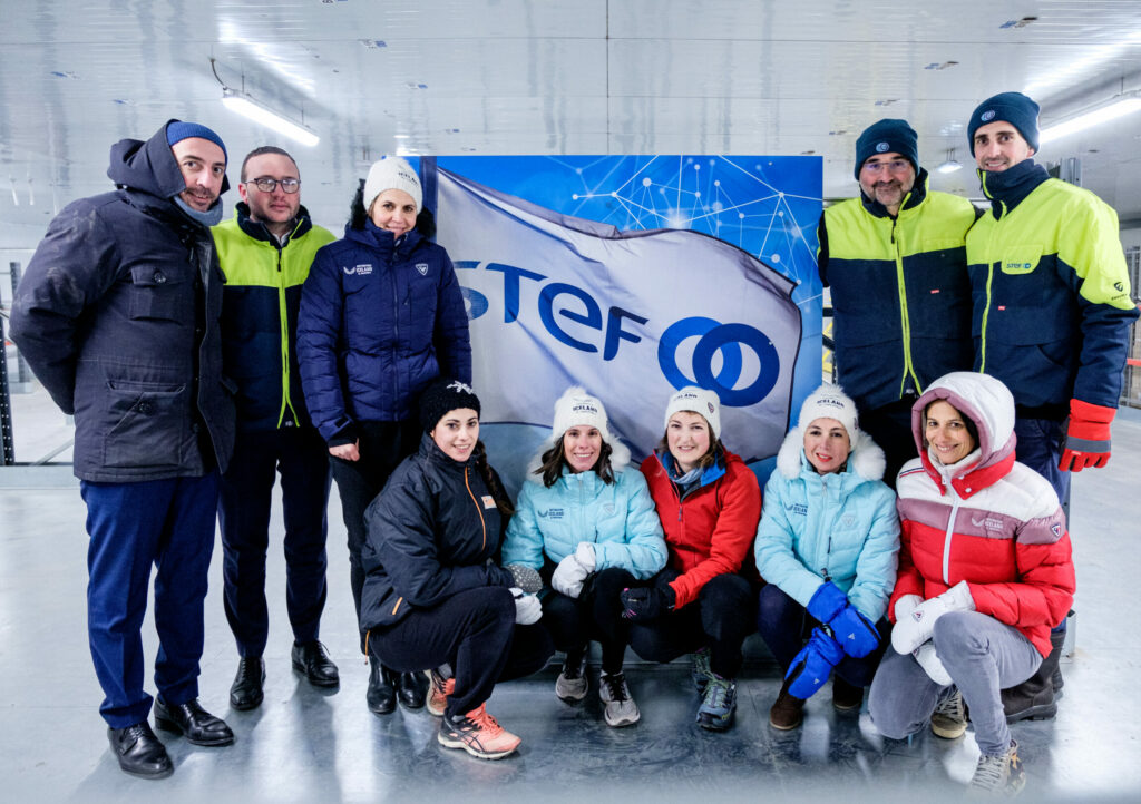 Photo de groupe de collaborateur autours d'une pancarte STEF