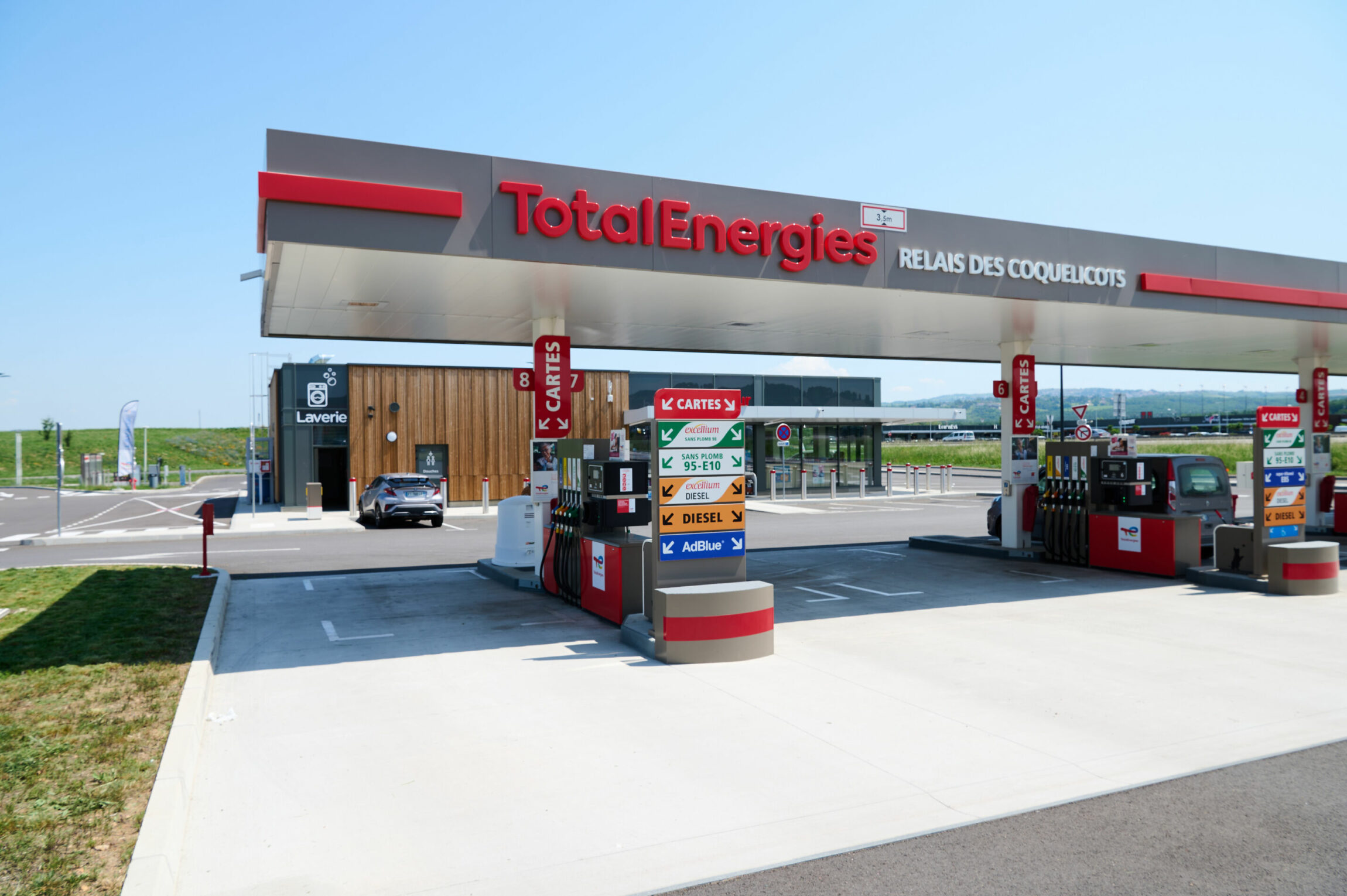 Focus sur une station service et sur le logo Total Energies