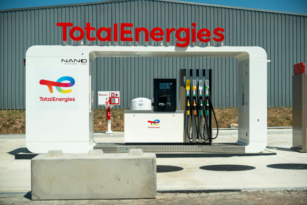 Focus sur une station service et sur le logo Total Energies