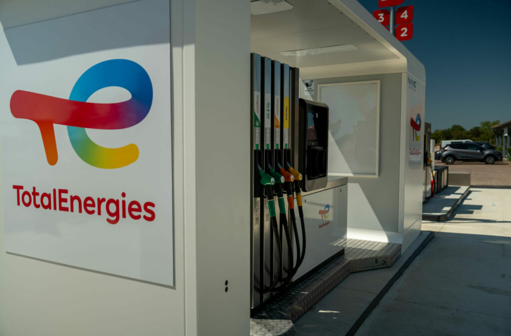 Focus sur une station service et sur le logo Total Energies