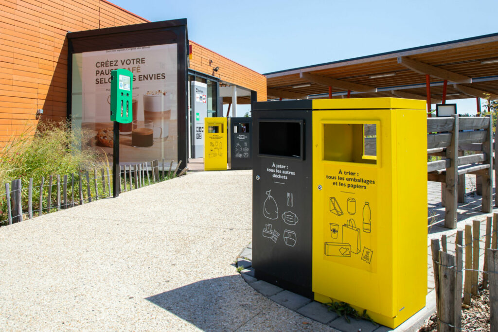 Poubelles de tri dans une station service Total.