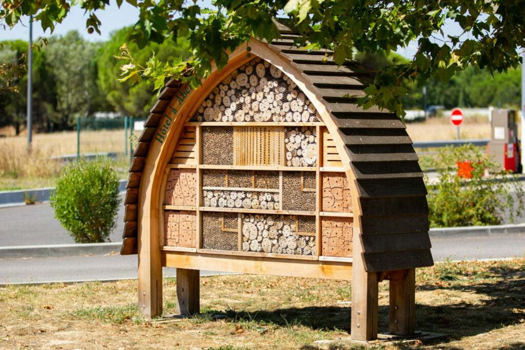 Hôtel à abeilles en bois dans une station service de Total.