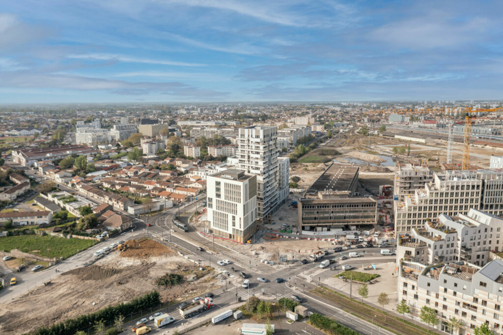 Photo immobilier d'un immeuble dans un terrain encore en aménagement.