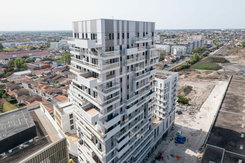 photo horizontale d'un immeuble urbain au centre. photo prise par drone. Environnemenr en chantier.